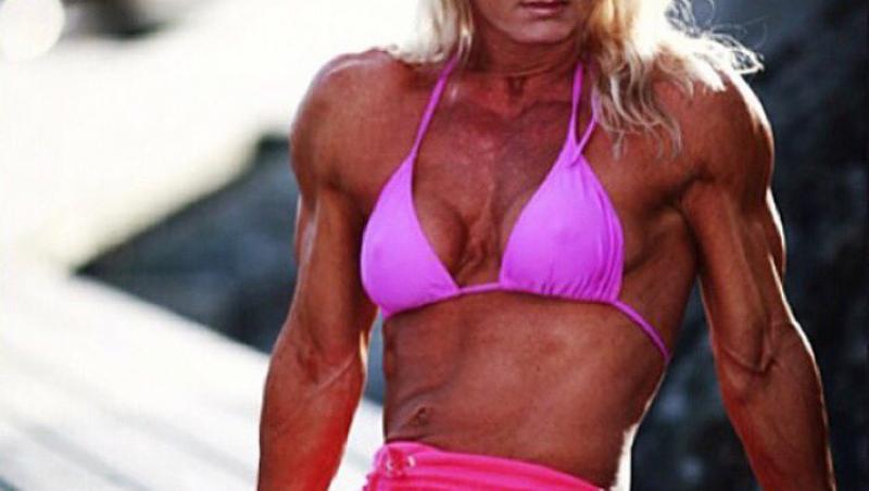 Cum arată în costum de baie bunica de 70 de ani cu un trup de fier. Merge la sală cu nepoții și mănâncă kilograme de carne