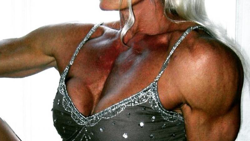 Cum arată în costum de baie bunica de 70 de ani cu un trup de fier. Merge la sală cu nepoții și mănâncă kilograme de carne