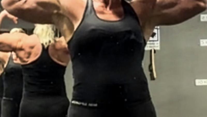 Cum arată în costum de baie bunica de 70 de ani cu un trup de fier. Merge la sală cu nepoții și mănâncă kilograme de carne