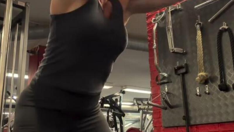 Cum arată în costum de baie bunica de 70 de ani cu un trup de fier. Merge la sală cu nepoții și mănâncă kilograme de carne