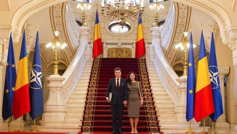 Nicușor Dan și familia sa au mers la Mănăstirea Dejani de Sfânta Maria. Cum s-a îmbrăcat Mirabela Grădinaru