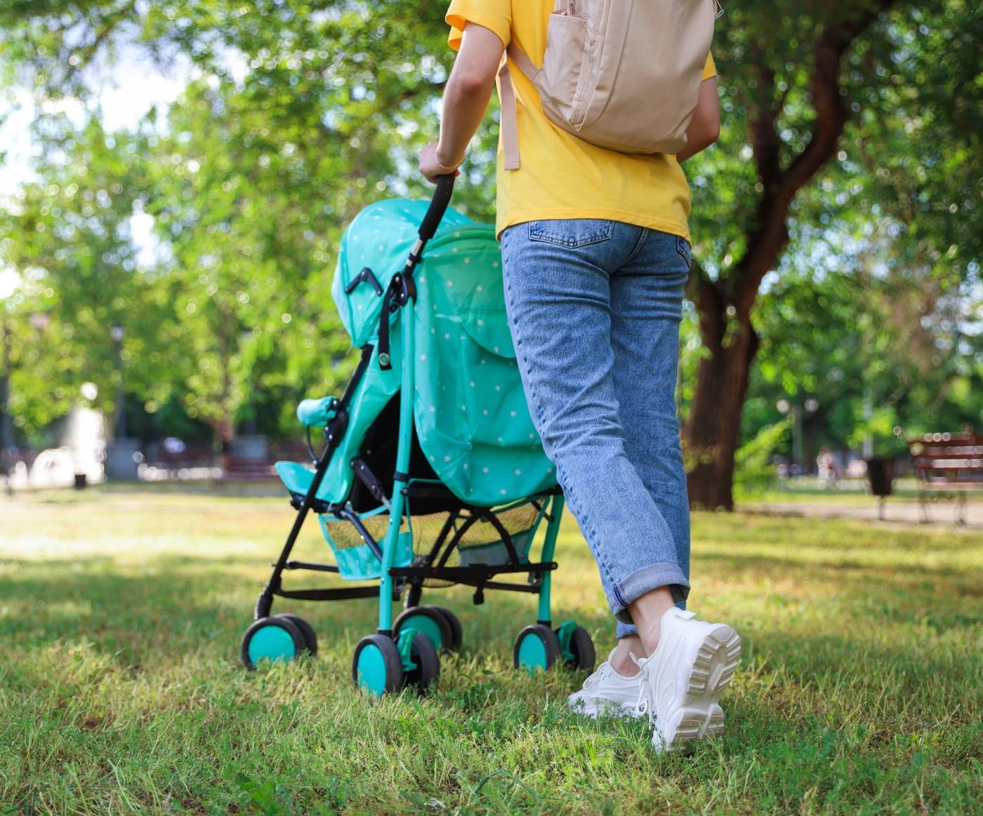 mama care impinge un carucior