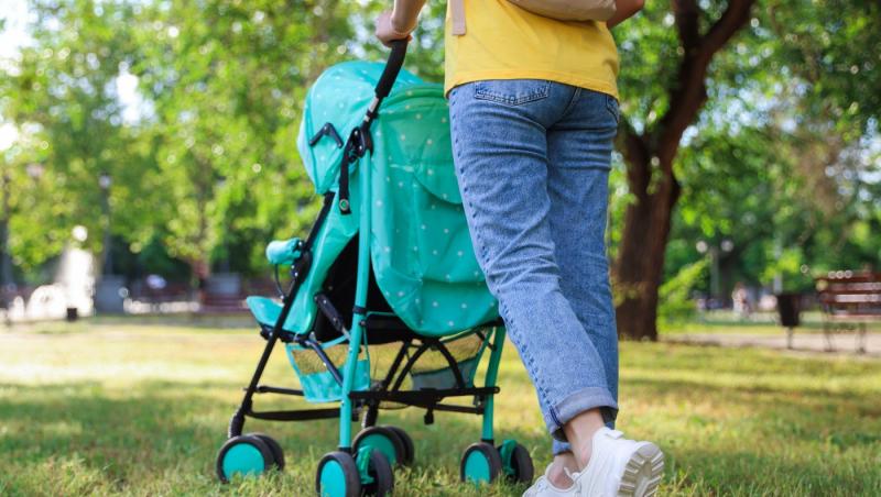 mama care impinge un carucior