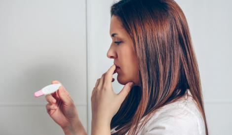 De ce &icirc;nt&acirc;rzie menstruația dacă testul de sarcină este negativ?