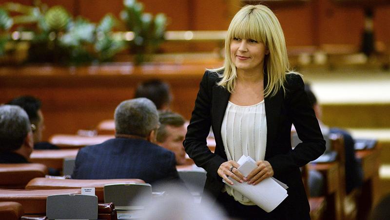 Imagini cu Elena Udrea în costum de baie la 52 de ani. Fostul politician și-a etalat silueta pe litoralul românesc