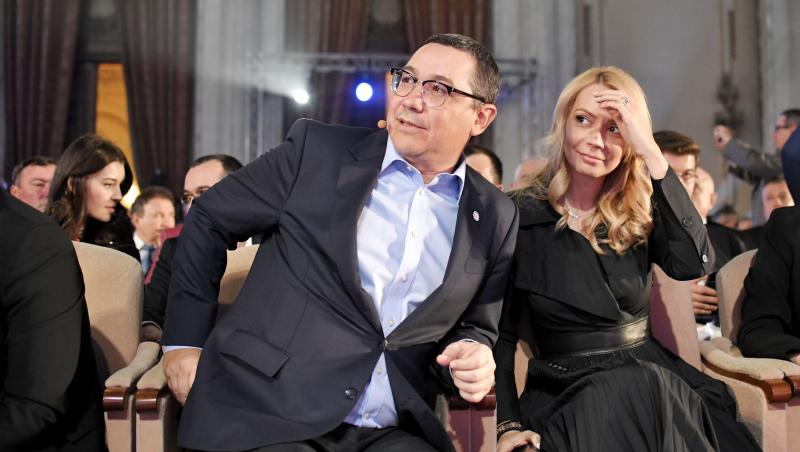 Victor Ponta, imagine rară cu Maria, fetița adoptată de el și Daciana Sârbu. Cum au fost surprinși împreună