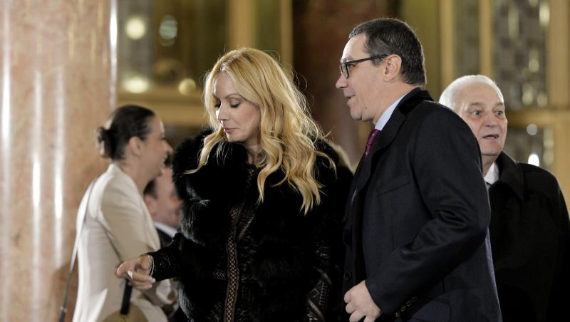 Victor Ponta, imagine rară cu Maria, fetița adoptată de el și Daciana Sârbu. Cum au fost surprinși împreună