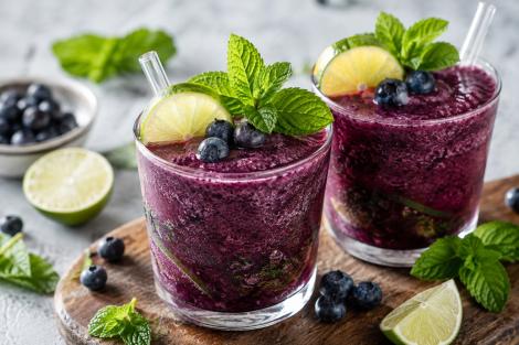 Mojito &icirc;nghețat cu afine. Rețeta unei băuturi perfecte pentru zilele toride de vară