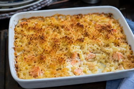 Mac and cheese cu somon afumat &ndash; rețetă cremoasă, cu crustă crocantă de parmezan