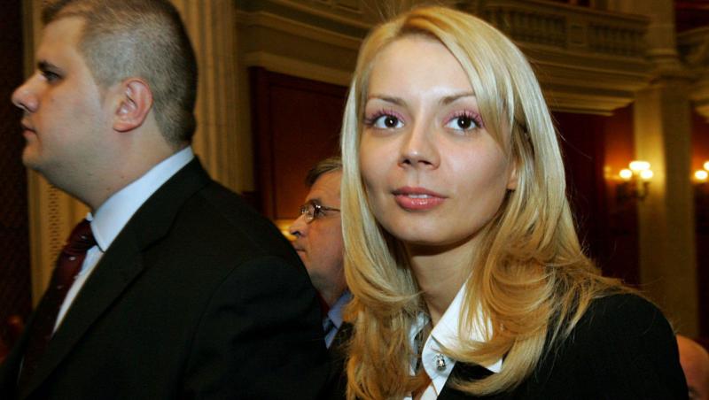 Daciana Sârbu s-a fotografiat în ipostaze romantice alături de iubitul mai tânăr. Cum au fost surprinși cei doi la malul mării