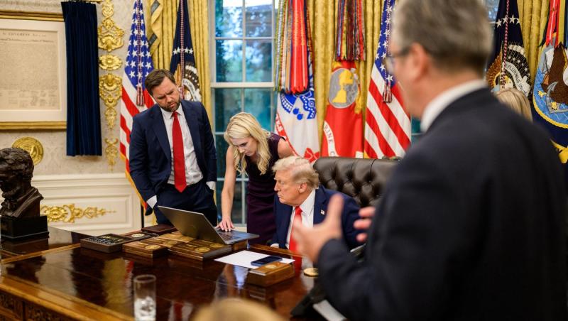 Cine e Natalie Harp, asistenta lui Donald Trump. E nonstop lângă președinte, călătorind inclusiv în portbagaj pentru el