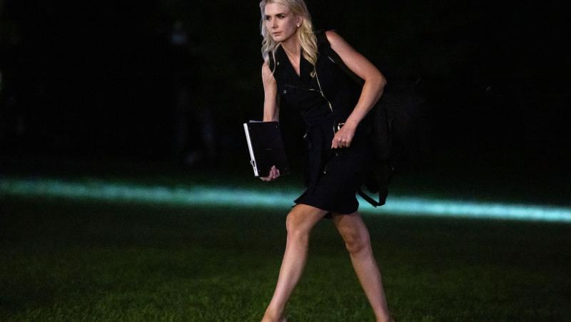 Cine e Natalie Harp, asistenta lui Donald Trump. E nonstop lângă președinte, călătorind inclusiv în portbagaj pentru el