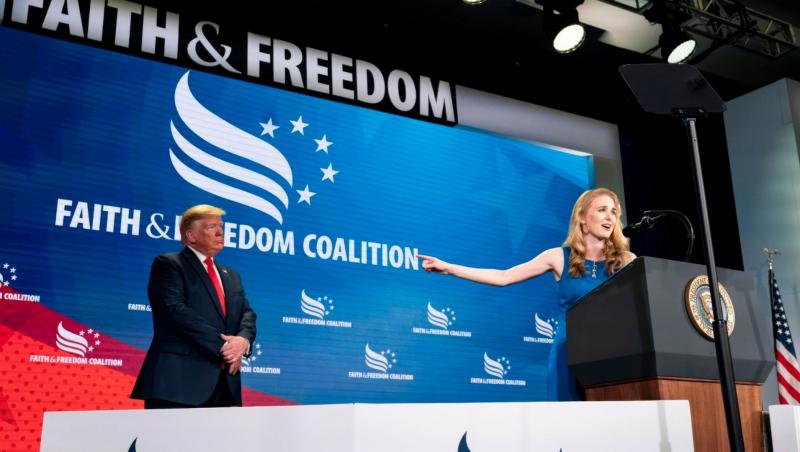 Cine e Natalie Harp, asistenta lui Donald Trump. E nonstop lângă președinte, călătorind inclusiv în portbagaj pentru el