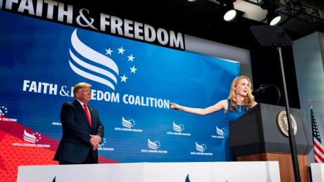 Cine e Natalie Harp, asistenta lui Donald Trump. E nonstop l&acirc;ngă președinte, călătorind inclusiv &icirc;n portbagaj pentru el