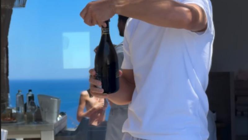 Gabriela și Dani Oțil, vacanță în Santorini. Ce s-a văzut în oglindă în timp ce matinalul era filmat de soție: „Ești goală!”