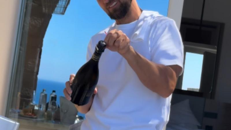 Gabriela și Dani Oțil, vacanță în Santorini. Ce s-a văzut în oglindă în timp ce matinalul era filmat de soție: „Ești goală!”
