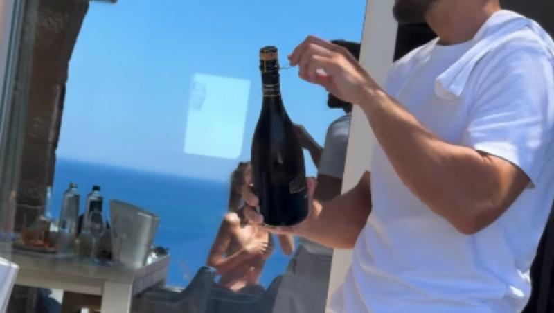 Gabriela și Dani Oțil, vacanță în Santorini. Ce s-a văzut în oglindă în timp ce matinalul era filmat de soție: „Ești goală!”