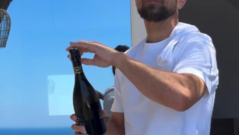 Gabriela și Dani Oțil, vacanță în Santorini. Ce s-a văzut în oglindă în timp ce matinalul era filmat de soție: „Ești goală!”