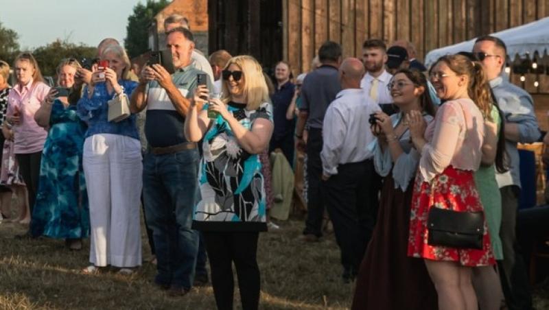 imagine cu invitatii de la nunta Victoriei Lee