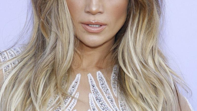 Jennifer Lopez a făcut furori pe stradă într-o salopetă mulată. Cum a apărut diva înainte de antrenamentul la sală