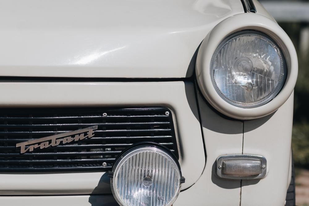 imagine cu farurile unui trabant