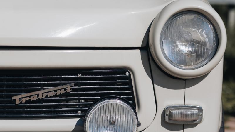imagine cu farurile unui trabant