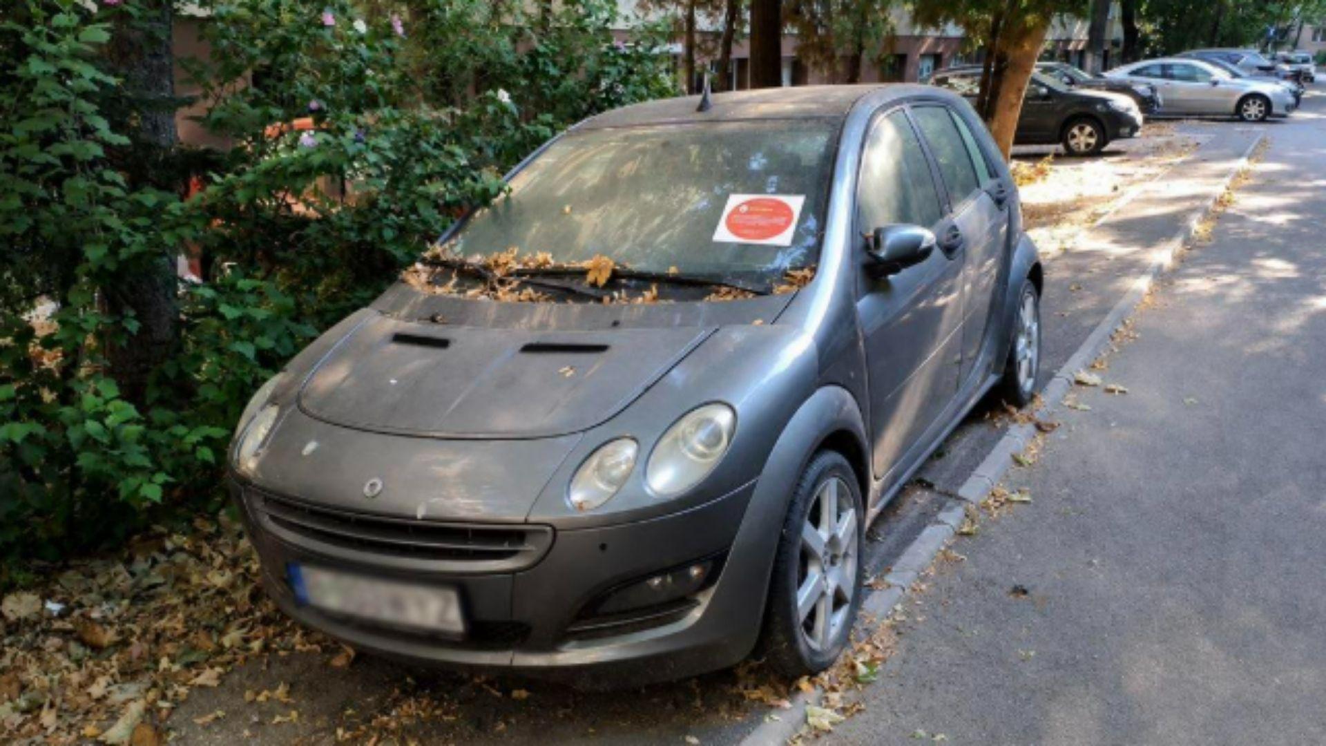 Ce &icirc;nseamnă dacă găsești o bulină roșie pe parbrizul mașinii tale. Avertismentul de care trebuie să știe șoferii