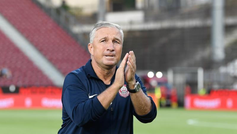 Imagini rare cu Dan Petrescu și fiica lui cea mică. Cei doi au fost surprinși ținându-se de mână prin București