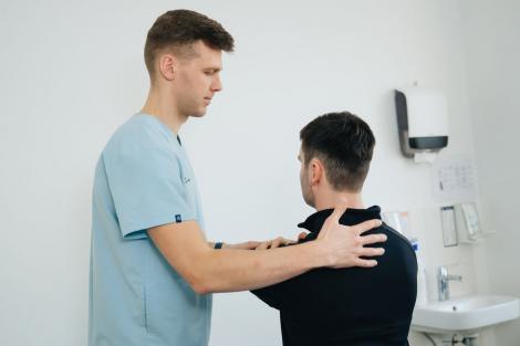 (P) Umărul care doare noaptea: de ce nu ar trebui să am&acirc;ni o durere care nu trece