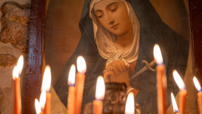 Fecioara Maria lum&acirc;nări
