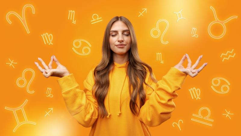 femeie care tine mainile ridicate, cercul celor 12 zodii si fundal portocaliu