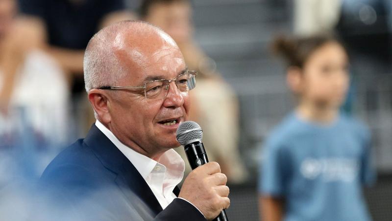 Cum arată roșiile din grădina lui Emil Boc. Primarul Clujului și-a prezentat cu mândrie prima recoltă