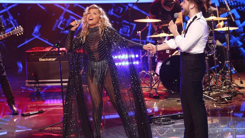 Loredana, copleșită de emoții pe scena din Bacău! Ce cadou a primit de la Cătălin Botezatu, care a numit-o „Madonna a Europei”