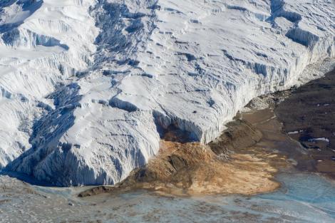 Ce cauzează &bdquo;Cascada de S&acirc;nge&rdquo; din Antarctica. Fenomenul care a uimit și experții