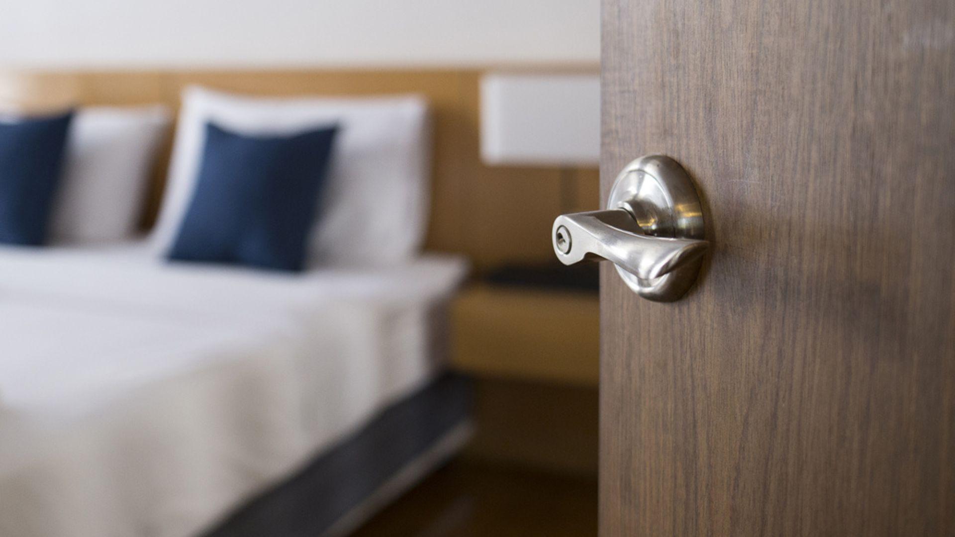 Ce au putut lăsa în urmă niște turiști în camera unui hotel de lux din Constanța. Angajații au rămas mască