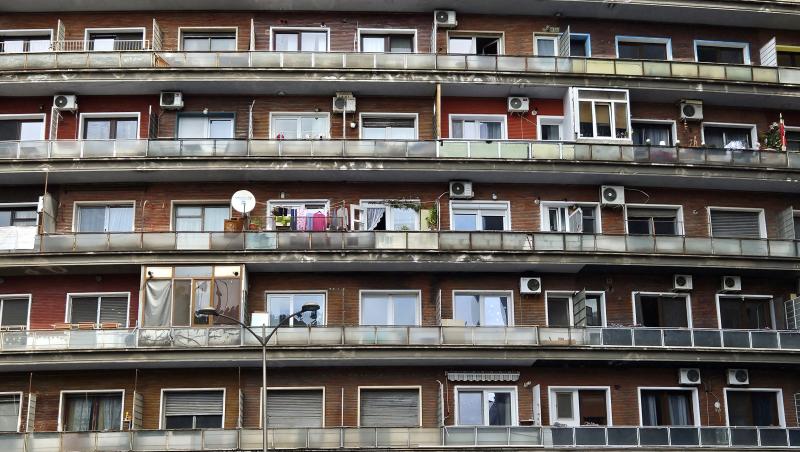 Soluția extremă la care a apelat un orădean ca să scape de caniculă. Cum arată culcușul pe care l-a amenajat în beciul blocului