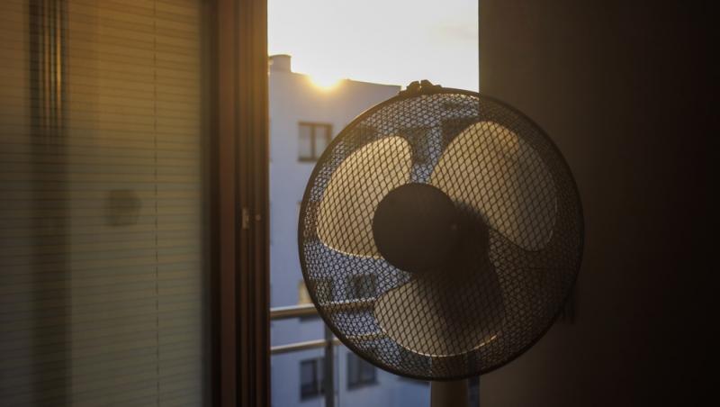 Soluția extremă la care a apelat un orădean ca să scape de caniculă. Cum arată culcușul pe care l-a amenajat în beciul blocului