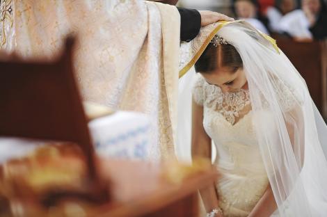 Ce a putut să facă o mireasă atunci c&acirc;nd preotul a &icirc;ntins patrafirul, chiar &icirc;n timpul cununiei religioase. Invitații au &icirc;ncremenit