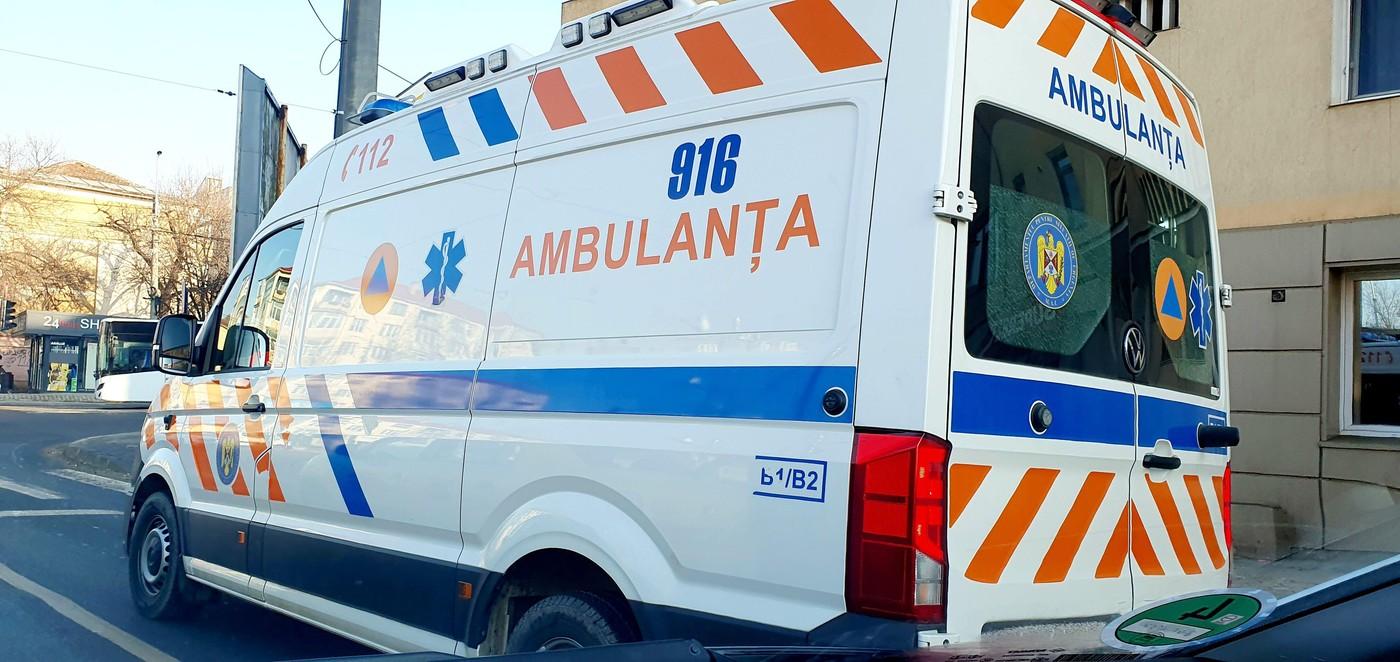 Ambulanță atacată cu topoarele &icirc;ntr-o comună din Cluj, după ce localnicii au crezut că este mașina vine să fure copii