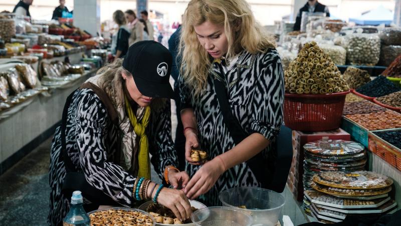 Asia Express – Drumul Mătăsii încheie primul stage.Eșarfa a fost roșie. What’s UP și soția lui, Miky, au părăsit competiția