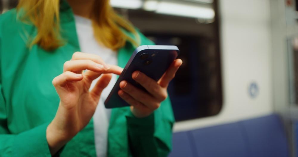 imagine cu o femeie folosind un telefon mobil