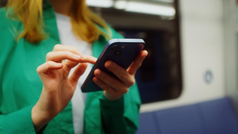 imagine cu o femeie folosind un telefon mobil