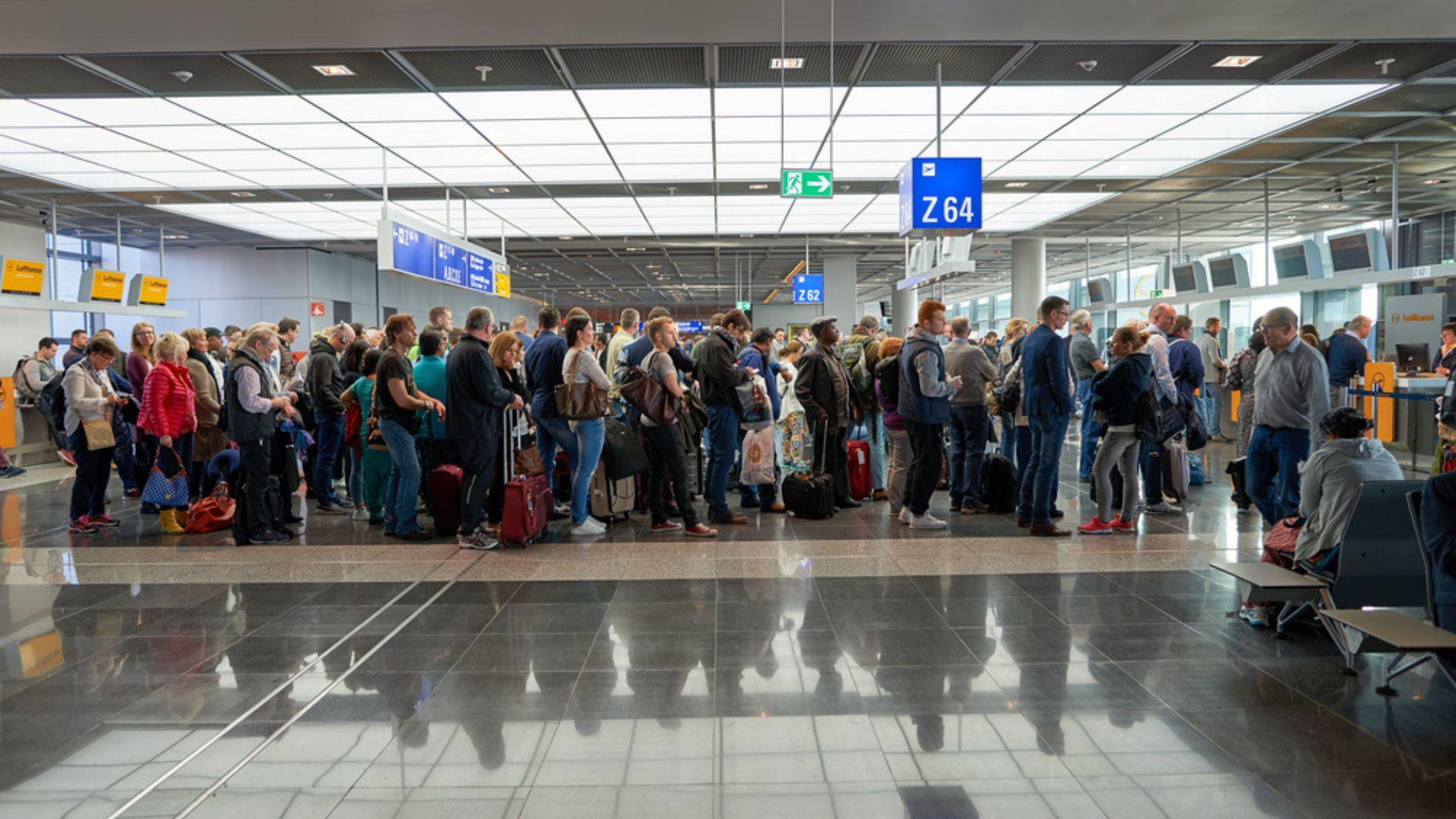 Ce trebuie să știe rom&acirc;nii care călătoresc cu avionul &icirc;n septembrie. Schimbarea care poate aduce cozi mari &icirc;n aeroporturi