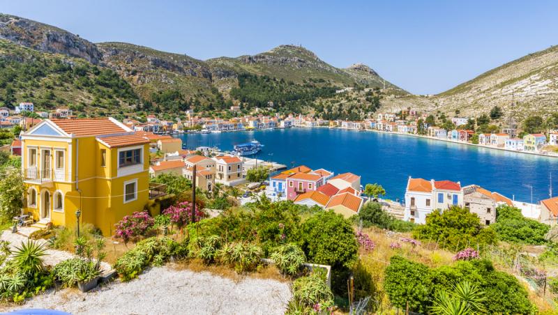 O insulă din Grecia oferă 5.000 de euro pe an celor care aleg să locuiască acolo. Singura condiție care trebuie îndeplinită