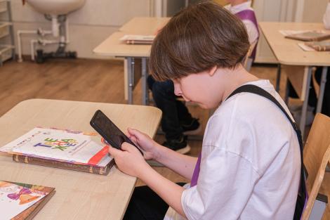 Poate școala să &icirc;i ia telefonul unui elev? Ce au voie profesorii să facă &icirc;n anul școlar 2026-2027