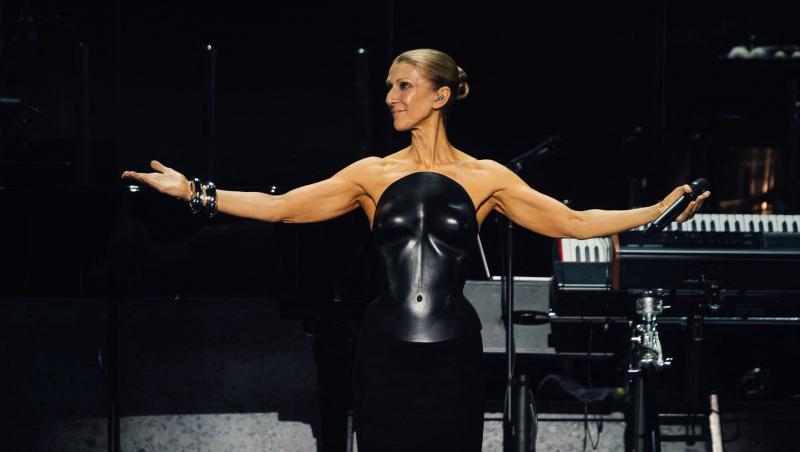 C&eacute;line Dion, in negru, pe scena, la Paris