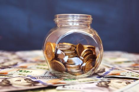C&acirc;ți bani ar trebui să ai puși deoparte la 30, 40, 50 și 60 de ani. Reperele financiare &icirc;n funcție de v&acirc;rstă