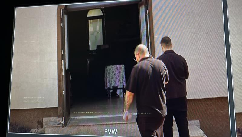 Primele imagini cu sicriul Mădălinei Apostol, depus la capelă. Detaliul observat pe crucea de la căpătâiul ei