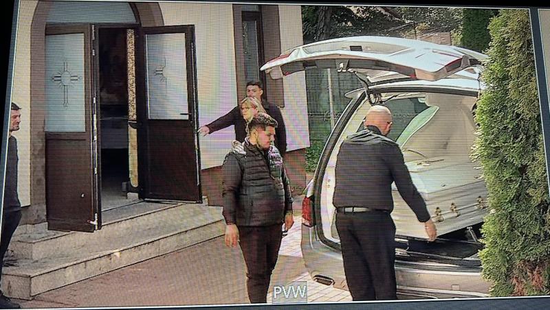 Primele imagini cu sicriul Mădălinei Apostol, depus la capelă. Detaliul observat pe crucea de la căpătâiul ei