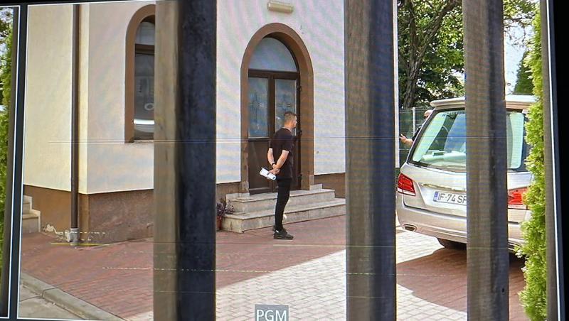 Primele imagini cu sicriul Mădălinei Apostol, depus la capelă. Detaliul observat pe crucea de la căpătâiul ei